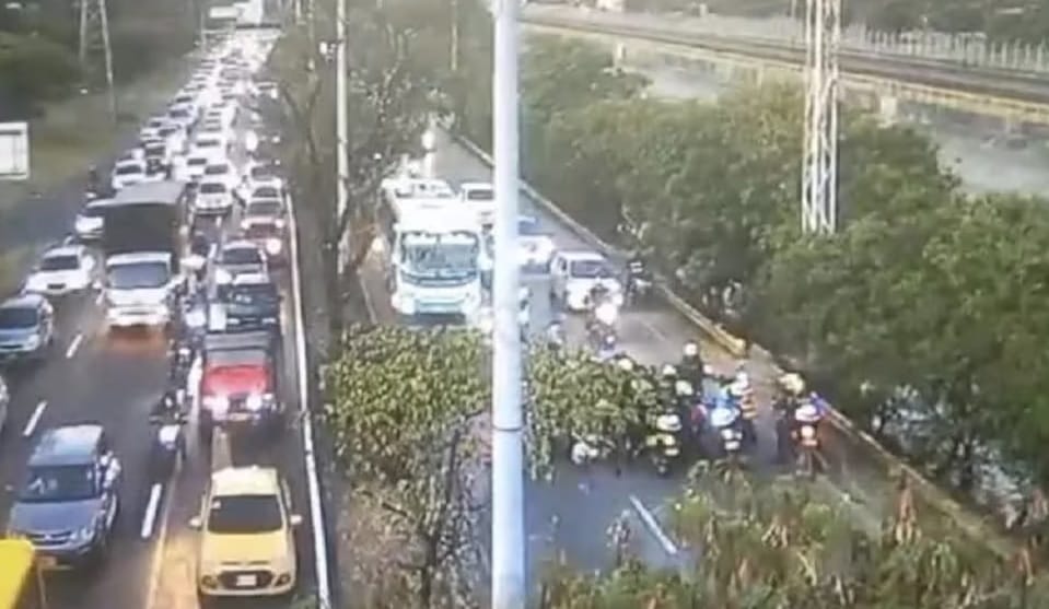 Hombre intentó evadir control policial, les disparó a los agentes, pero fue capturado imagen de la publicación