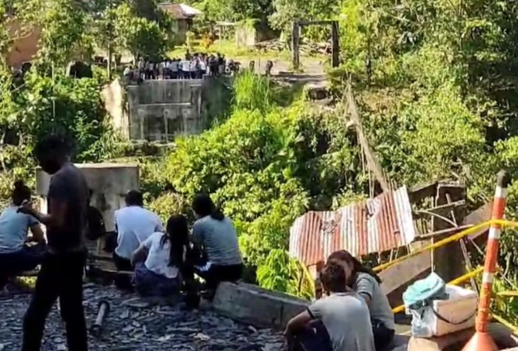 Niños en El Peñón (S) arriesgan sus vidas para asistir a clases debido al colapso de un puente imagen de la publicación