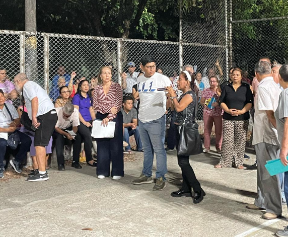 Ciudadanos indignados empezaron a quemar  recibos del impuesto predial en Barrancabermeja imagen de la publicación