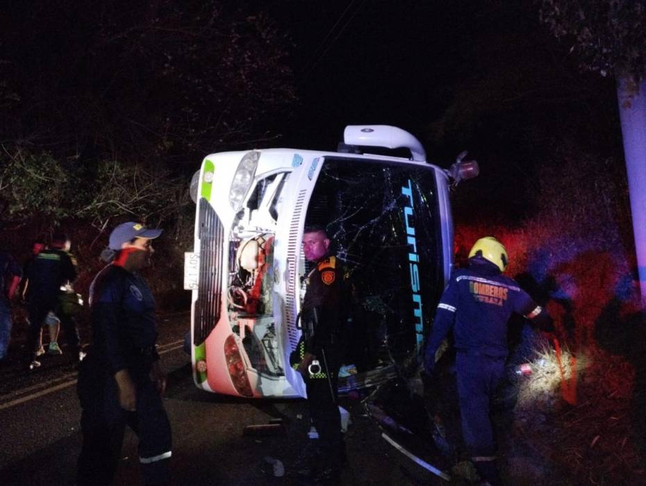 Trágico accidente de bus deja una menor fallecida y 50 heridos imagen de la publicación