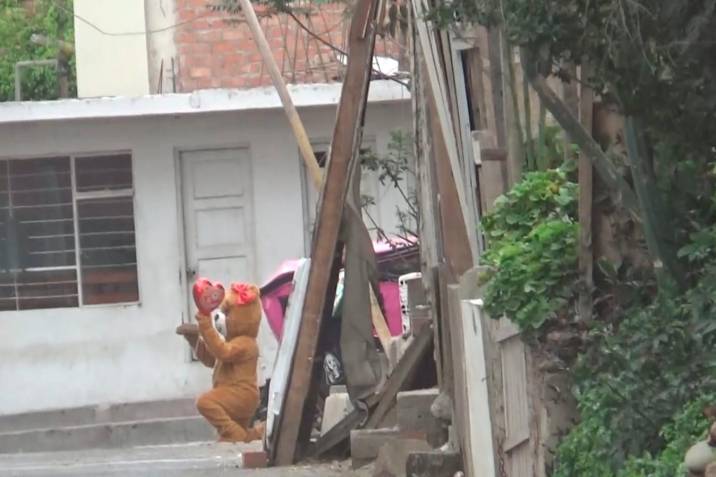 Ingenioso operativo: Policía captura a delincuente disfrazado de oso de San Valentín imagen de la publicación
