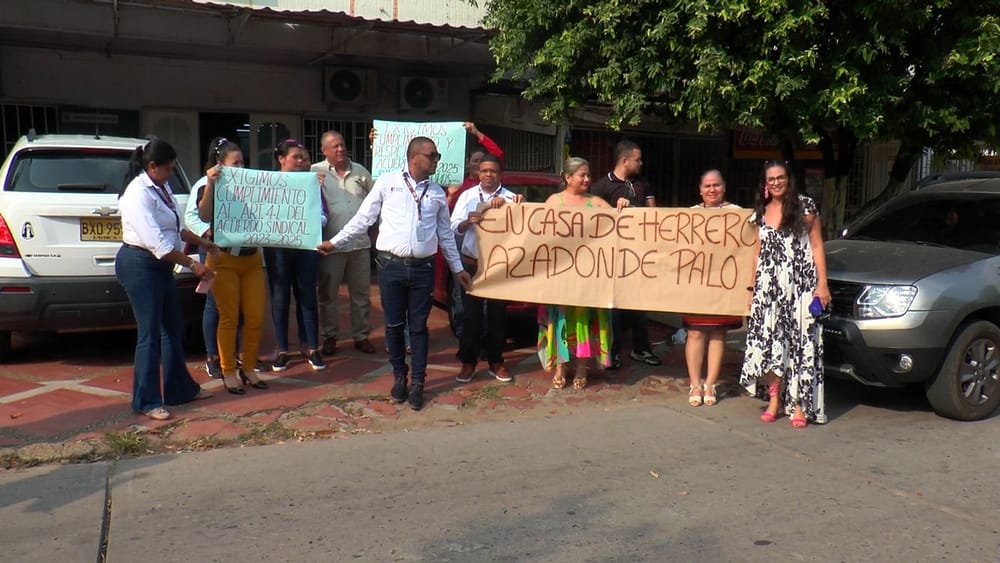 “Casa de herrero, azadón de palo”; protestan en el Ministerio de Trabajo imagen de la publicación
