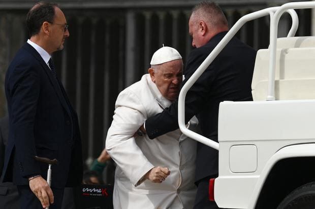 Preocupación por el Papa Francisco: malestar le impide subirse al papamóvil imagen de la publicación