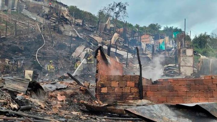 Incendio destruyó 70 casas y dejó más de 200 personas sin hogar imagen de la publicación