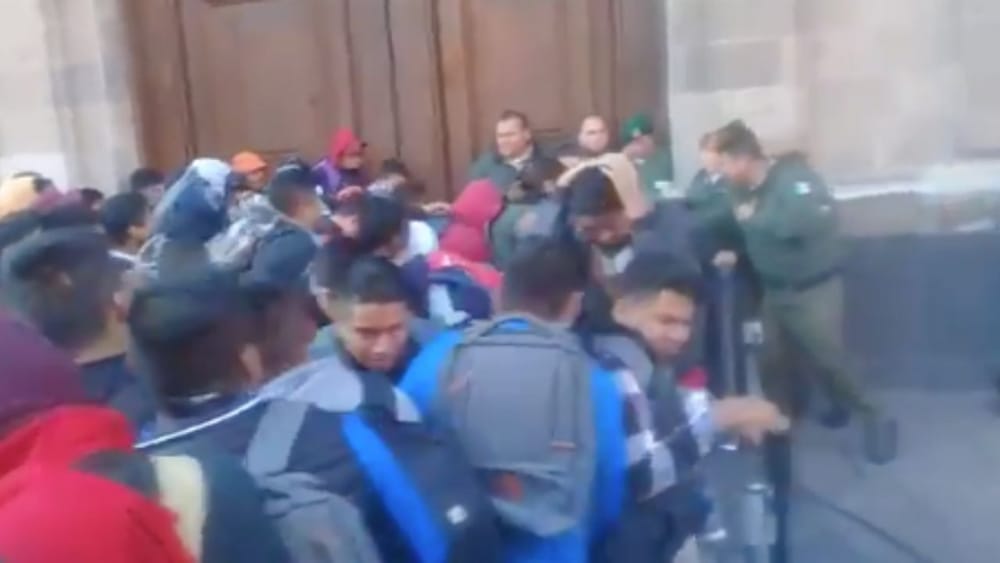 Normalistas de Ayotzinapa irrumpen en Palacio Nacional durante conferencia presidencial imagen de la publicación