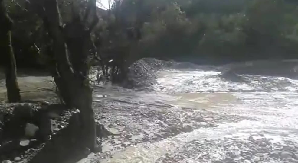 Vía Onzaga - San Joaquín cerrada por desbordamiento de quebrada imagen de la publicación