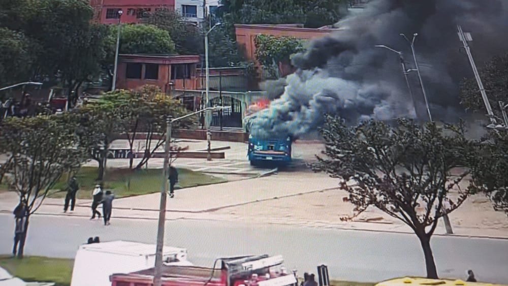 Encapuchados incendiaron bus del SITP en medio de protestas imagen de la publicación