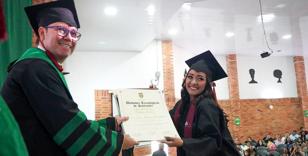 Estudiante UTS Vélez se graduó con honores cum laude imagen de la publicación