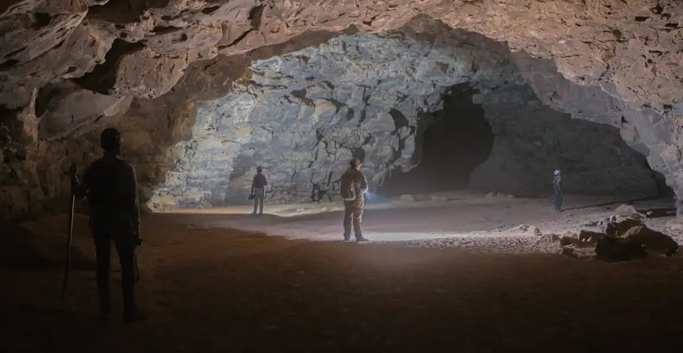 Descubren arte rupestre y restos óseos en cuevas de lava en Arabia Saudita imagen de la publicación