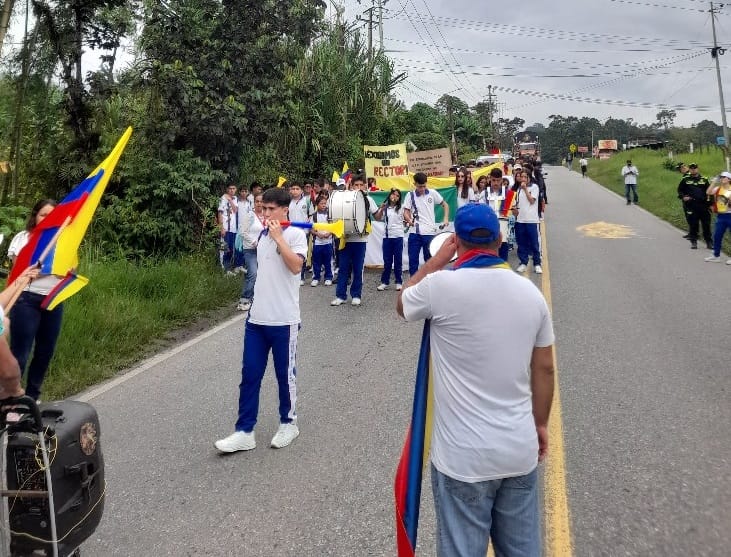 Estudiantes y padres de familia de Oiba protestan por una educación de calidad imagen de la publicación