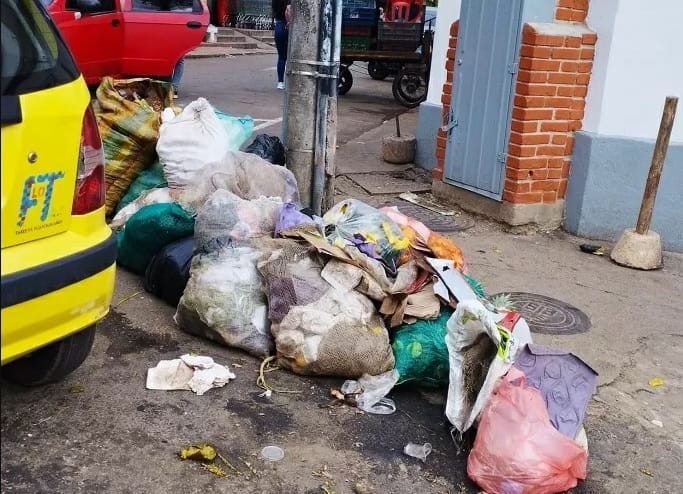 Ciudadanos exigen acción ante acumulación de basura frente al parque principal de Floridablanca imagen de la publicación