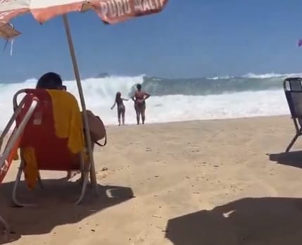 VIDEO. Ola gigante causó pánico entre bañistas en playa de Río de Janeiro imagen de la publicación