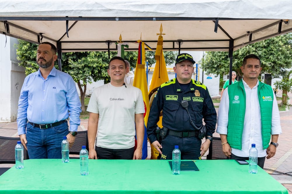 Alcalde de Girón entregó importante dotación a la Policía Nacional imagen de la publicación