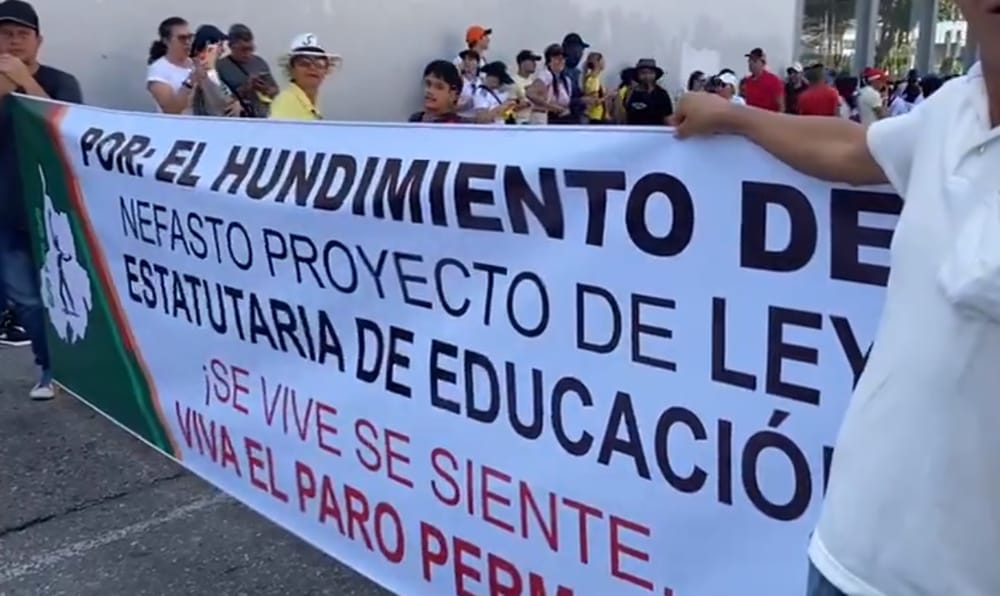 Docentes de Bucaramanga marchan en rechazo a la Ley Estatutaria de Educación imagen de la publicación