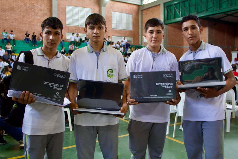 Lebrija recibió 336 computadores y lanzó software ArIA para el desarrollo local imagen de la publicación