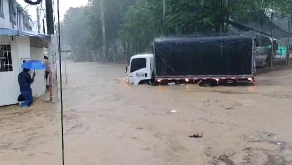 Colapso de alcantarillado y pérdidas comerciales tras intensas lluvias imagen de la publicación