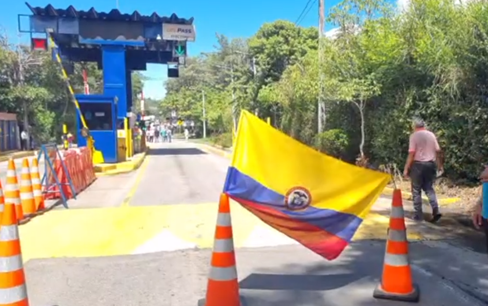 Manifestación pacífica en el peaje de Curití: Exigen acción inmediata para la vía Barbosa-Girón imagen de la publicación