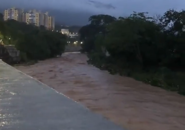 Desbordamiento del Río de Oro y fuertes lluvias afectaron a Girón imagen de la publicación