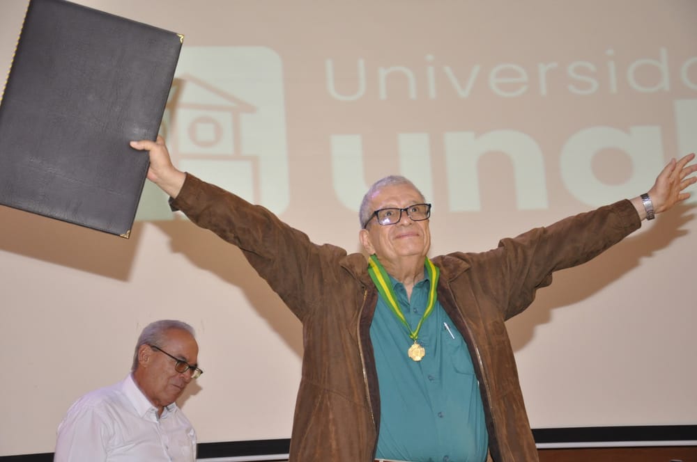 Gonzalo España Arenas: Un homenaje a su trayectoria literaria imagen de la publicación
