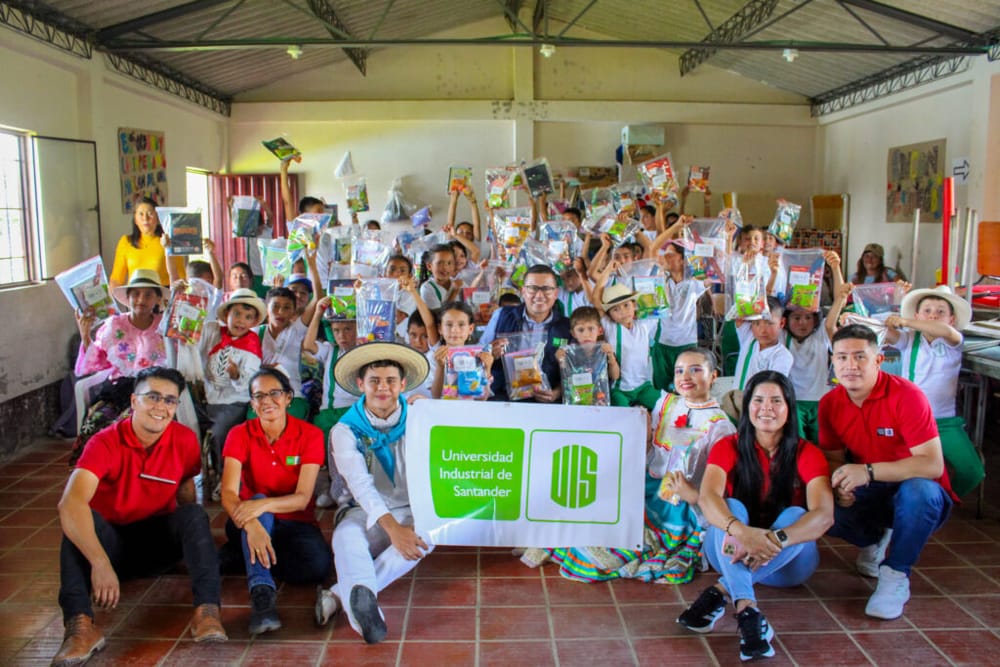 UIS fortalece la educación en Chipatá con entrega de equipos y mobiliario imagen de la publicación