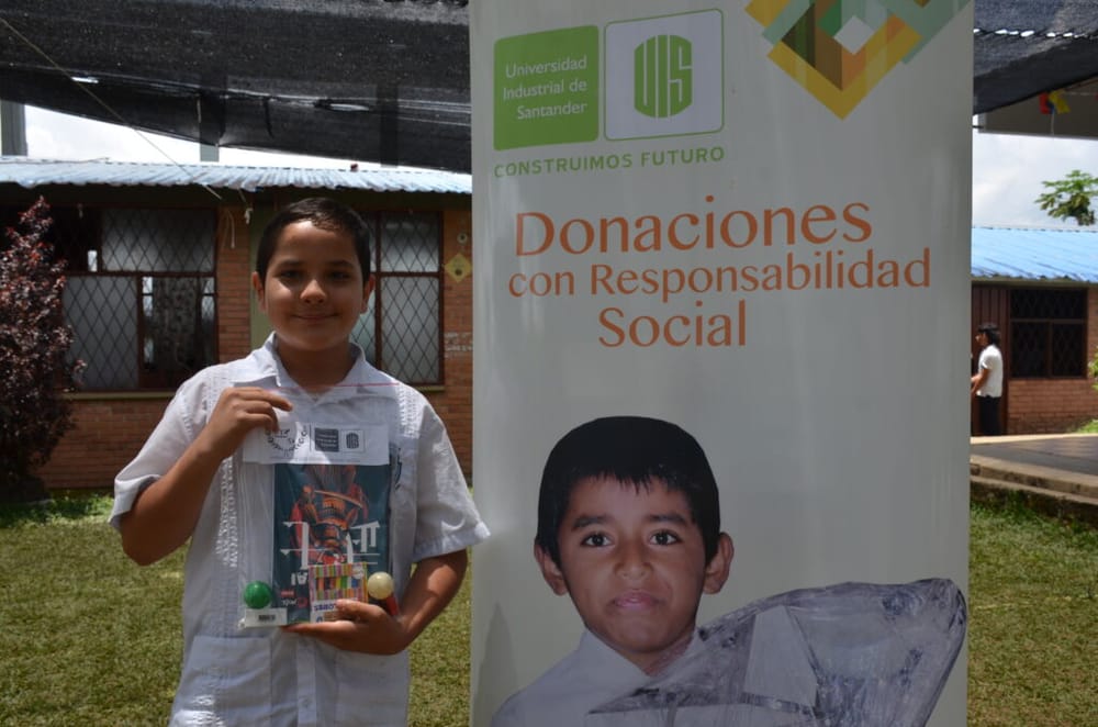 UIS dignifica la educación pública con donación de mobiliario y equipos de cómputo en Rionegro imagen de la publicación