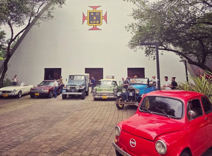 Sábado de Clásicos: UPB anfitriona del desfile de autos en la Feria de las Flores imagen de la publicación