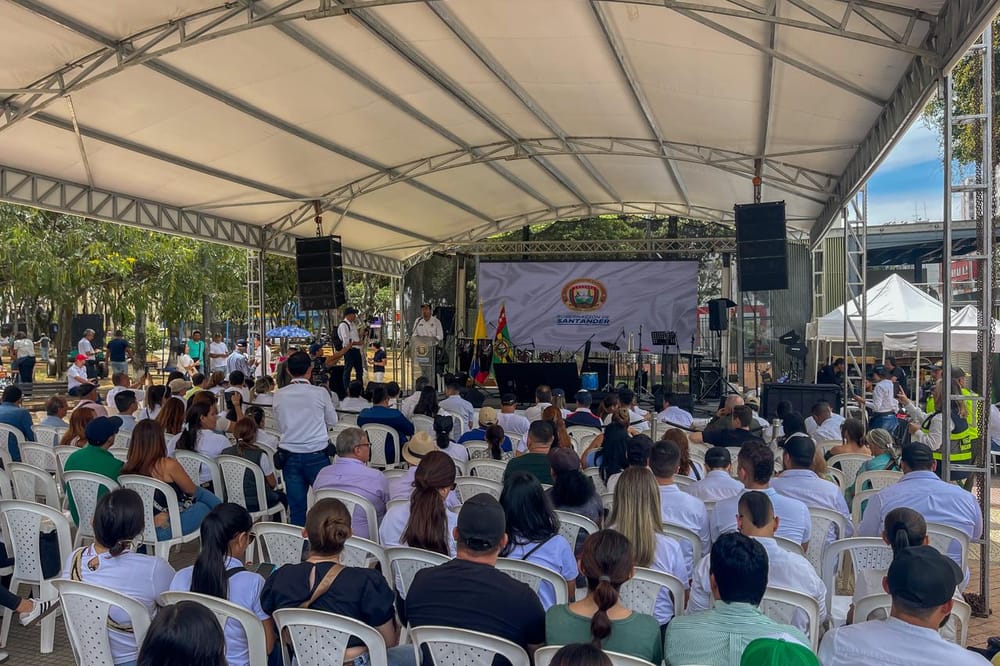 Gobernador Juvenal Díaz fortalece infraestructura educativa y vial en Santander imagen de la publicación