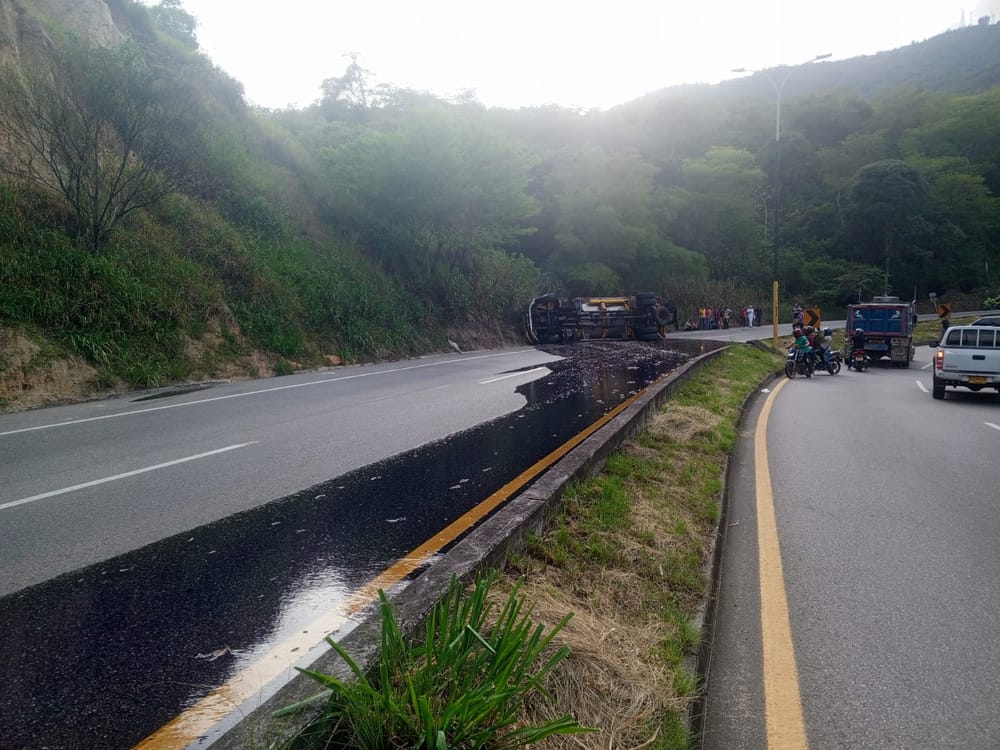 Superada emergencia por accidente de camión en la vía al Aeropuerto Palonegro imagen de la publicación