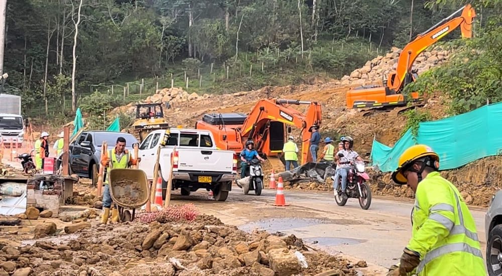 Deslizamiento de lodo y rocas afectan tránsito y viviendas en Lebrija imagen de la publicación