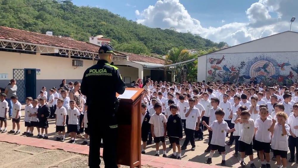 Arte y seguridad: La Policía Nacional transforma entornos escolares con murales imagen de la publicación