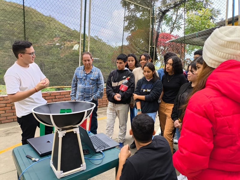Científicos enseñan radioastronomía a estudiantes de El Paujil en Matanza imagen de la publicación