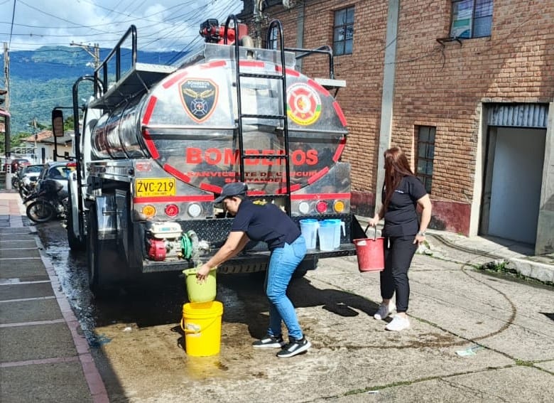 Cuerpos de bomberos de Santander colaboran en abastecimiento de agua a San Vicente de Chucurí imagen de la publicación
