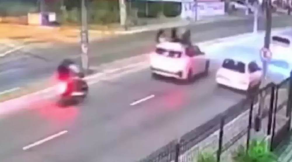 VIDEO. Influencer falleció tras caer del auto y ser atropellada imagen de la publicación