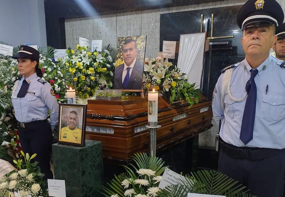 VIDEO. Emotiva caravana fúnebre rindió homenaje al alférez Ricardo Chacón imagen de la publicación
