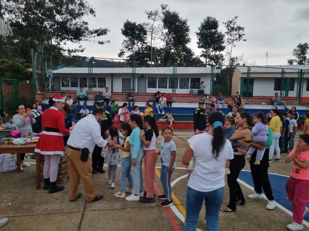 “Familias felices”: La Policía de Santander lleva alegría a Montecitos Bajo imagen de la publicación