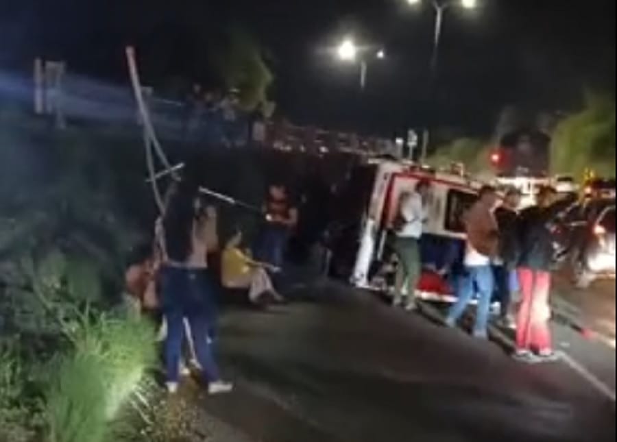 Volcamiento de buseta en la 'Curva del Presidente' deja heridos en Girón imagen de la publicación