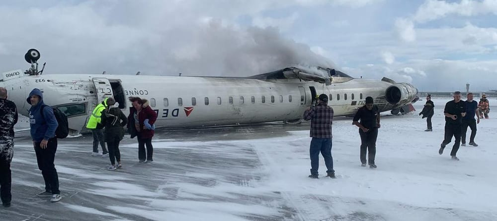 Avión de Delta Airlines se estrelló en Aeropuerto de Toronto. Aeronave se volcó en la pista imagen de la publicación