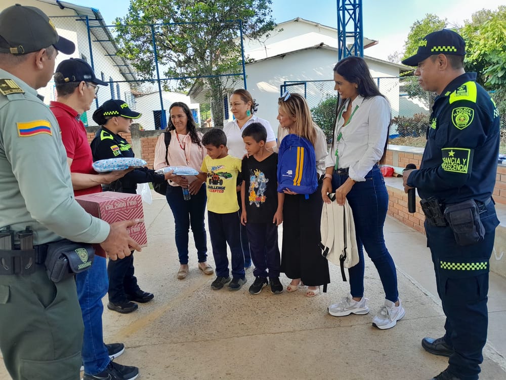 Policía de Infancia y Adolescencia apoya la educación con entrega de kits escolares y uniformes en la Provincia Comunera imagen de la publicación