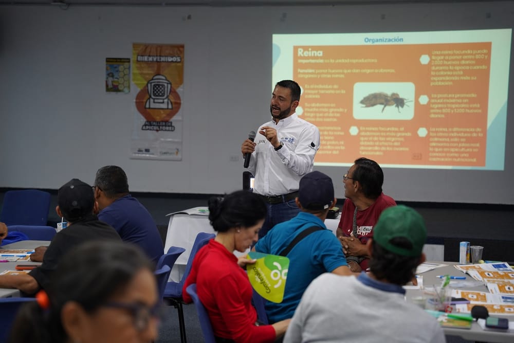 Apicultores reciben capacitación en buenas prácticas y producción sostenible en Barrancabermeja imagen de la publicación