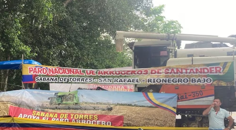 La antigua Ruta del Sol sigue bloqueada por arroceros santandereanos sumados al paro nacional imagen de la publicación
