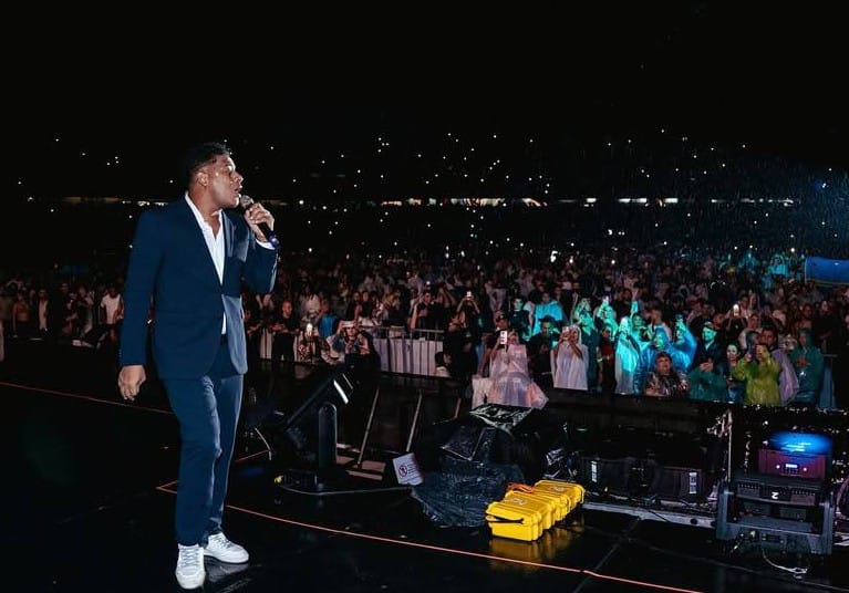 Alex Martínez enamoró en el concierto de aniversario de Nelson Velásquez imagen de la publicación