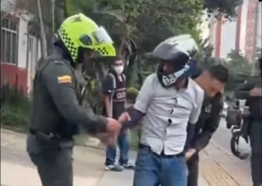 Hombre amenazó a agentes de tránsito con un 'arma' que resultaron ser dos rosas imagen de la publicación