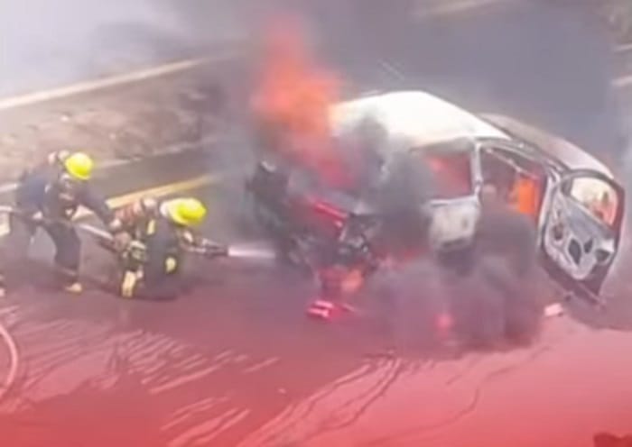 Se incendió un automóvil en la vía entre Girón y el peaje imagen de la publicación