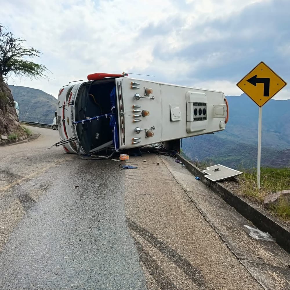 Bus de Cotransmagdalena quedó colgado en la repisa de un abismo imagen de la publicación