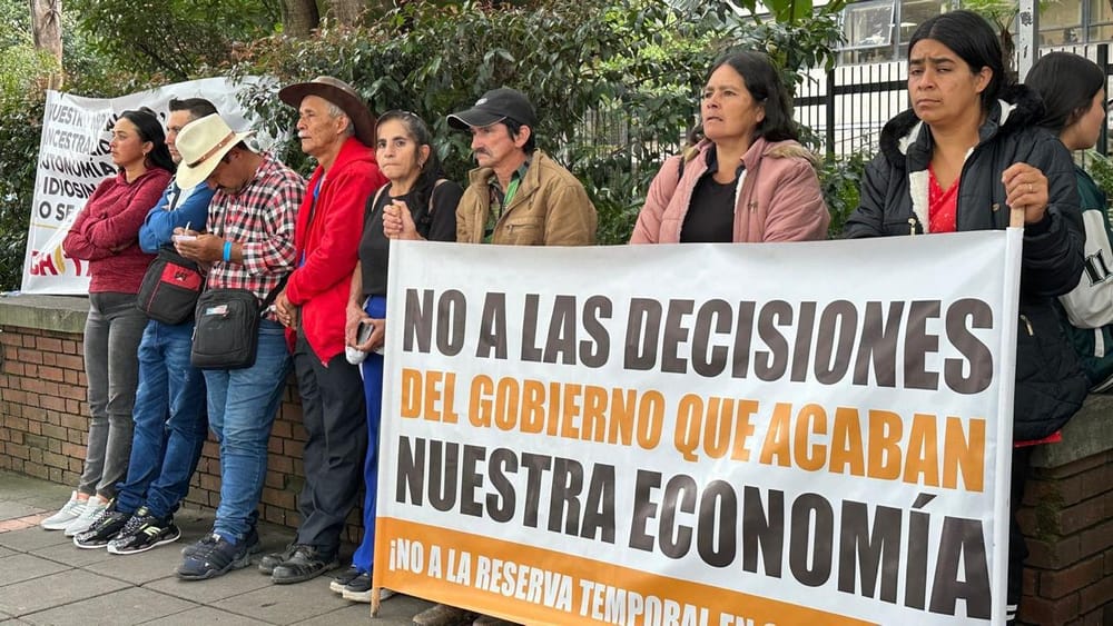 Plantón en MinAmbiente contra zona de reserva en Santander: radican 8 mil firmas pidiendo mesas de concertación con la nueva Ministra y suspender la prohibición a la minería legal imagen de la publicación