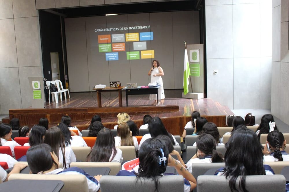 Científicas inspiran a 450 estudiantes de Santander imagen de la publicación