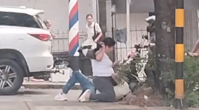 En plena vía pública mujer propina brutal golpiza a hombre en Bucaramanga imagen de la publicación