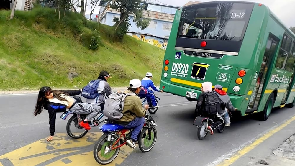Gravity Bike desafió el peligro y descendió raudo al más allá imagen de la publicación