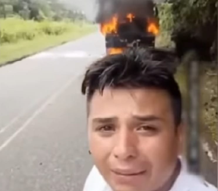 VIDEO: Bañando en llanto conductor denuncia quema de su camión atribuido al ELN imagen de la publicación