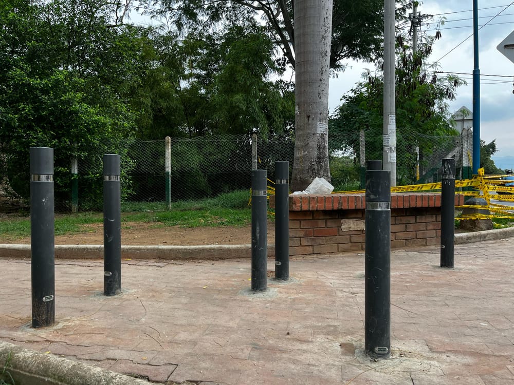 Alcaldía instaló bolardos en 'los gatos' de Ciudad Bolívar imagen de la publicación